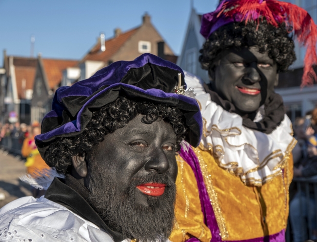 ''Noel Baba'' olarak tanınan Aziz Nikola'nın ''Hollanda'ya gelişini kutlamak'' üzere düzenlenen festivallerde, azizin yardımcılarını canlandıranlar yüzlerini tamamen siyaha boyuyor. Fotoğraf: AP (Arşiv)