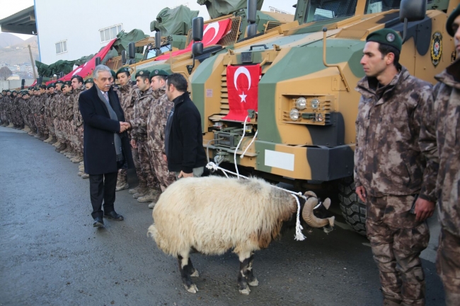 Özel harekat polislerine mayına karşı korumalı zırhlı araç desteği