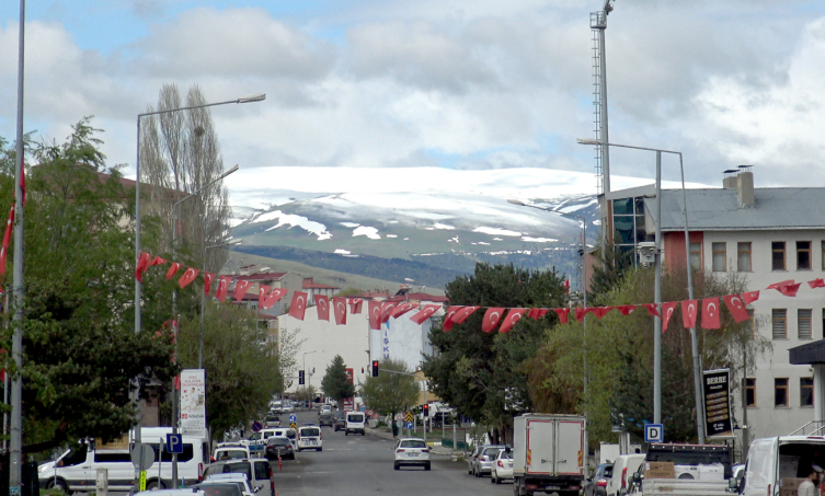 Iğdır ve Ağrı'nın yüksek kesimlerine kar yağdı