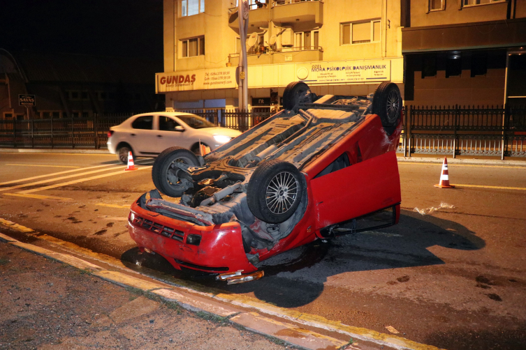 Takla atan otomobili bırakıp kaçtı