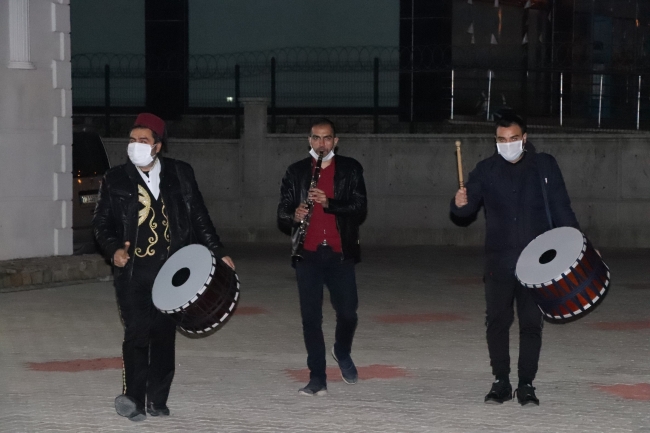 Karantinadaki vatandaşlar, sahura davul ve manilerle uyandırıldı