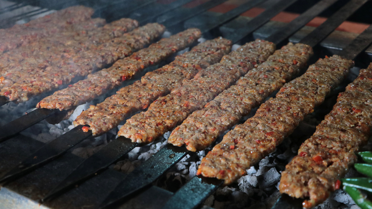 Adana'da aşırı sıcaklar kebaba ilgiyi etkilemedi