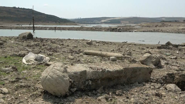 Sular çekildi, asırlık mezar ortaya çıktı