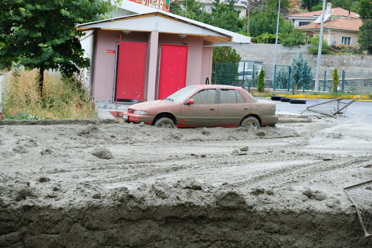 Erzincan ile Iğdır'da sağanak sonucu sel meydana geldi