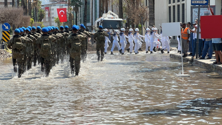 İskenderun'da deniz yükseldi, geçit töreni su içinde tamamlandı