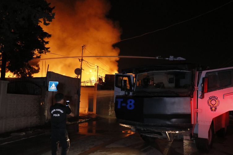 Adana'da palet deposu alevlere teslim oldu