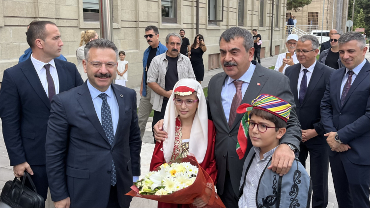 Bakan Tekin: Yerel yöneticilerin tamamından arsa konusunda destek bekliyoruz