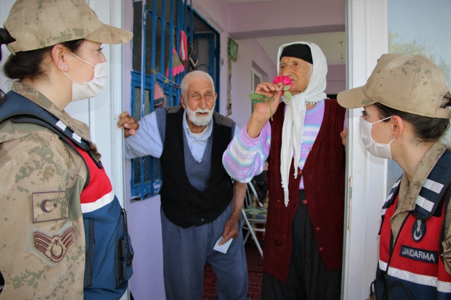 Yaşlı çift, jandarmaya "bayram harçlığı" teklif etti