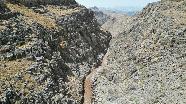 Terörün yerini huzura bıraktığı dağlarda yayla yolları açılıyor