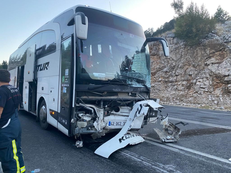 Yolcu otobüsü ve otomobil kafa kafaya çarpıştı: 1 ölü, 6 yaralı