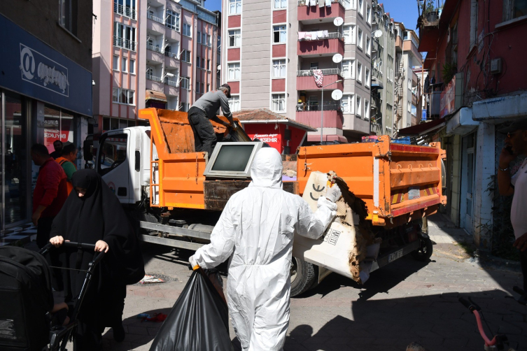 8 yıldır çöp biriktiren kadının evinden 2 kamyon çöp çıktı