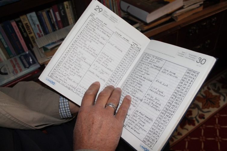 Emekli öğretmen 64 yıldır okuduğu kitapların kaydını tutuyor