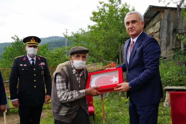 Vali Çakır ile şehit babasını duygulandıran tesadüf