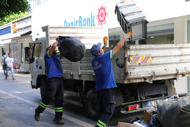 Adana'da bir evden 2 kamyon çöp çıktı