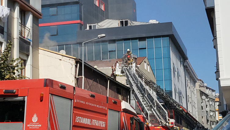 Sultangazi’deki iplik imalathanesi yangınında duman gökyüzünü kapladı