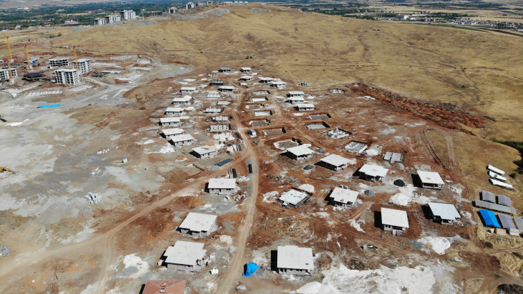 Malatya'da köy tipi afet konutlarının yapımı sürüyor