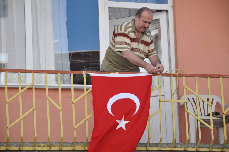 'Bayrak asan dayı' bu kez Cumhuriyet'in 100. yılı için balkona çıktı