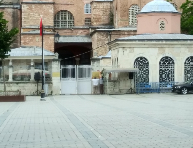 Ayasofya'daki müze tabelaları kaldırıldı