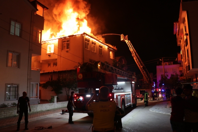 İtfaiye ekipleri yaşlı çifti alevlerin arasından çekip kurtardı