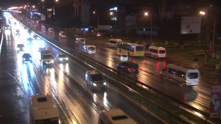 İstanbul'da sağanak etkili: Trafik yoğunluğu yüzde 80'e çıktı