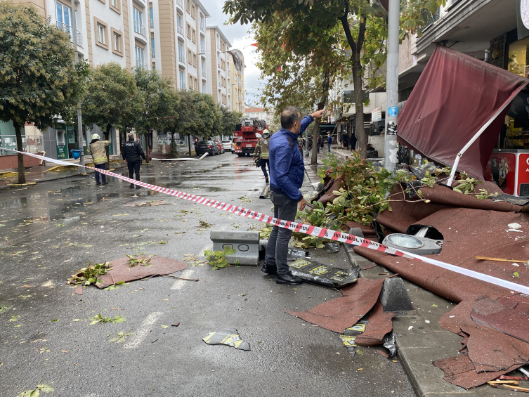 Çatıdan uçan parçalar yoldan geçen bir kişiye isabet etti