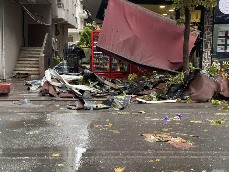 İstanbul'da fırtına ve sağanak: Çatılar uçtu, ağaçlar devrildi