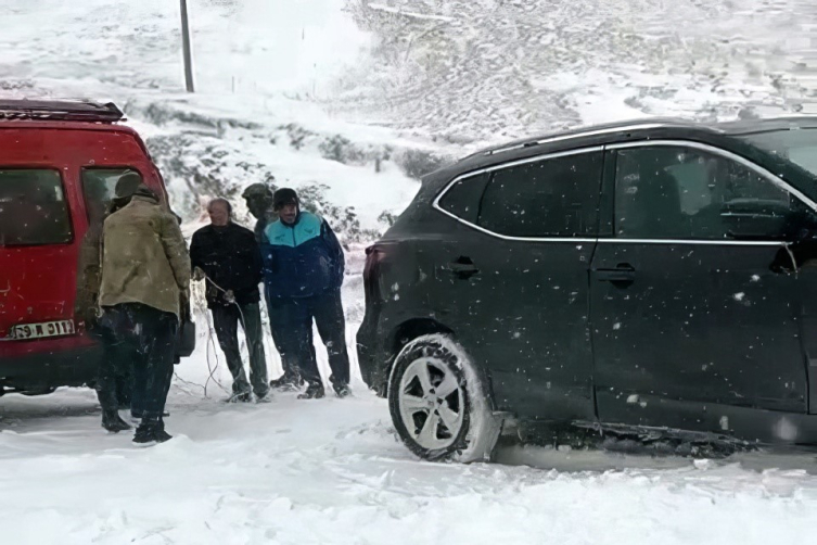 Gümüşhane’nin yükseklerinde kar yağışı ve tipi etkili oluyor