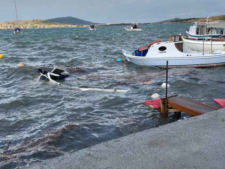 Kuvvetli fırtına ile gelen yağış Ayvalık’ı yıktı geçti