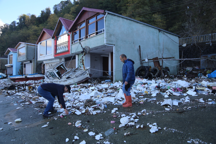 Artvin'de dalgalar balıkçı barınaklarına zarar verdi