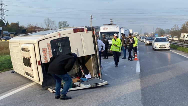 Kocaeli'nde otomobil minibüsle çarpıştı: 17 yaralı