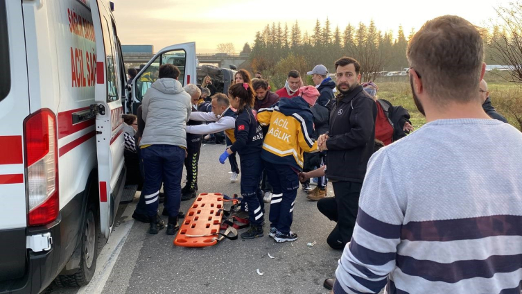 Kocaeli'nde otomobil minibüsle çarpıştı: 17 yaralı