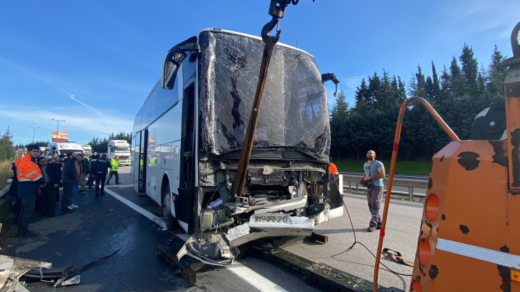 TEM'de yolcu otobüsü tıra çarptı: 13 yaralı