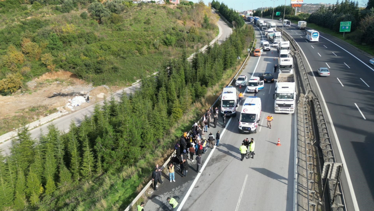 TEM'de yolcu otobüsü tıra çarptı: 13 yaralı