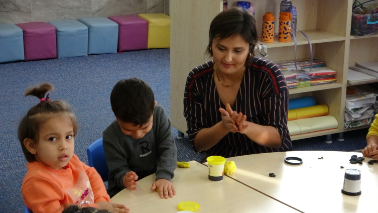 Kanseri yenen Ayşegül öğretmen 2 yıl sonra öğrencilerine kavuştu