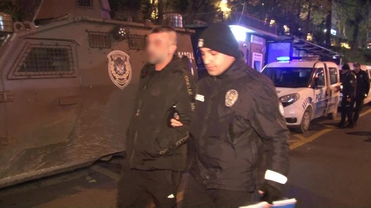 Kadıköy'de yapılan huzur denetiminde aranması olan 1 kişi gözaltına alındı