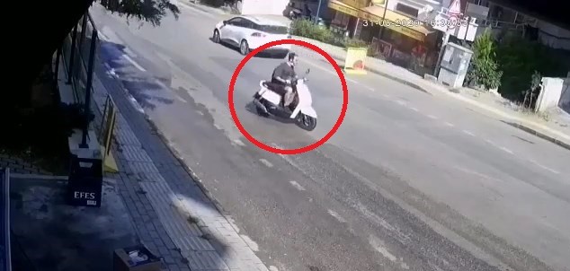 Kayganlaşan yolda savrulan motosiklet otomobile çarptı