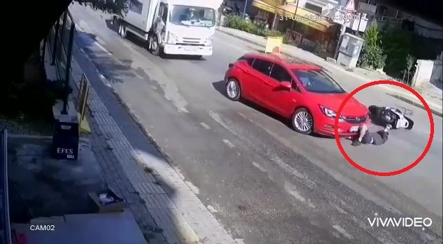 Kayganlaşan yolda savrulan motosiklet otomobile çarptı