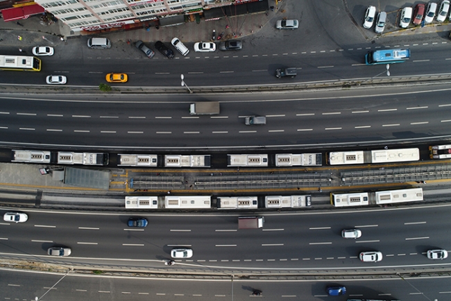 Metrobüs yolunda uzun kuyruklar oluştu