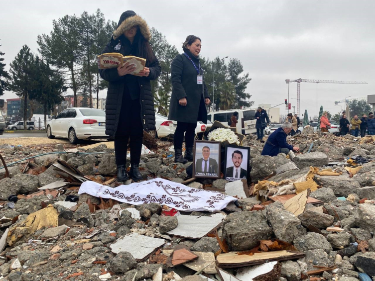 Depremde çocuklarını kaybeden aileler İsias Oteli'nin enkazına çiçek bıraktı