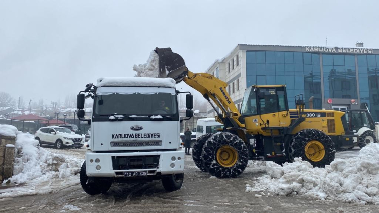 Karlıova'da 500 kamyon kar ilçe dışına atıldı