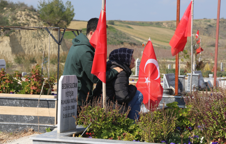 Hatay’da deprem mezarlığı bayraklarla donatıldı