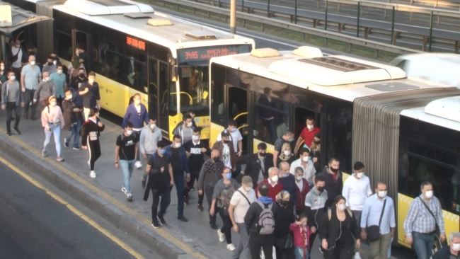 Okulların açılmasıyla İstanbul'da trafik yoğunluğu oluştu