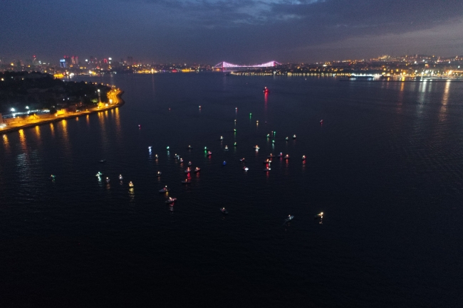 İstanbul Boğazı'nda balıkçıların zorlu mesaisi