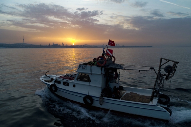 İstanbul Boğazı'nda balıkçıların zorlu mesaisi