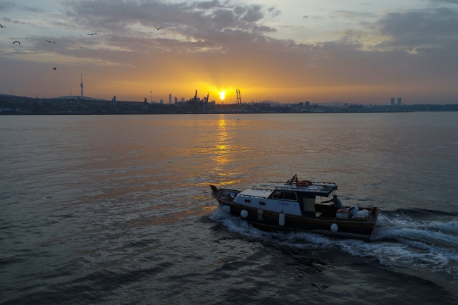 İstanbul Boğazı'nda balıkçıların zorlu mesaisi