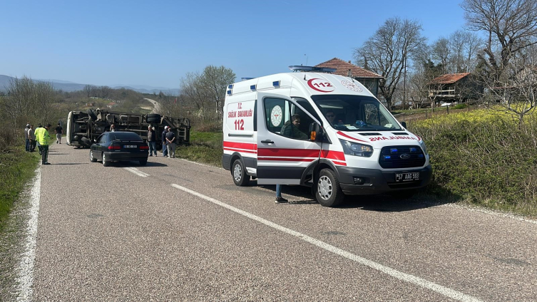 Sinop’ta devrilen kamyonun sürücüsü yaralandı