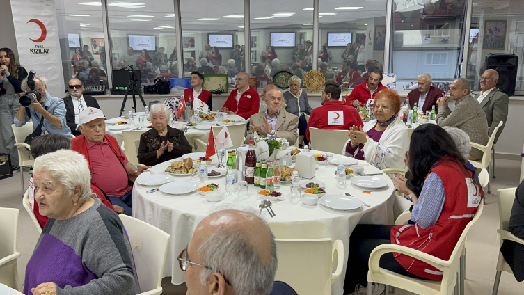 Ünlü İtalyan şef huzurevi sakinleri ile iftarda buluştu