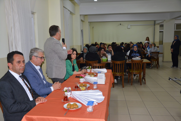 Balıkesir'de kaymakam öğrenciler ile iftar yaptı