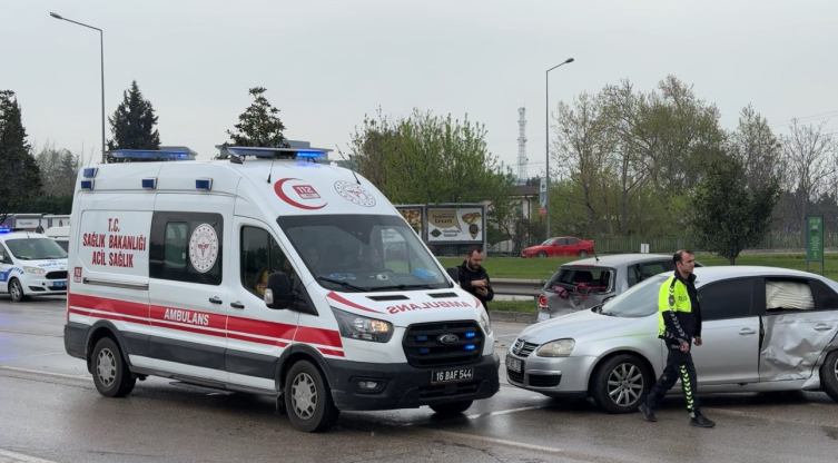 Tırdan sızan yakıt yolu buz pistine çevirdi: 20 kilometrede 10 kaza