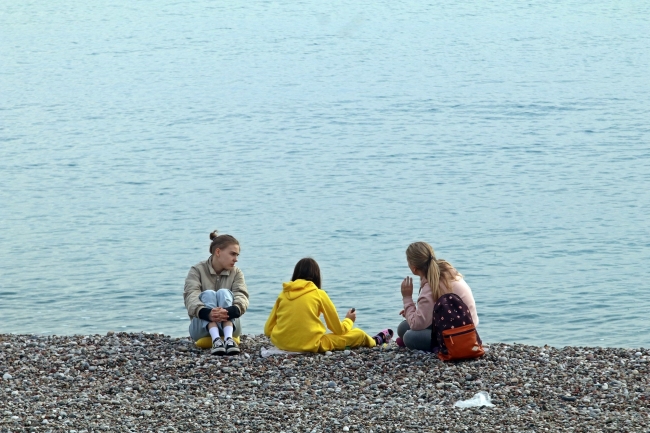 Turistler, yeni yılın ilk gününde denizin keyfini çıkardı